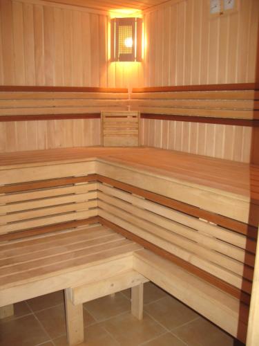 a cabin with wooden benches in a sauna at Schale Centoriya in Mykulychyn