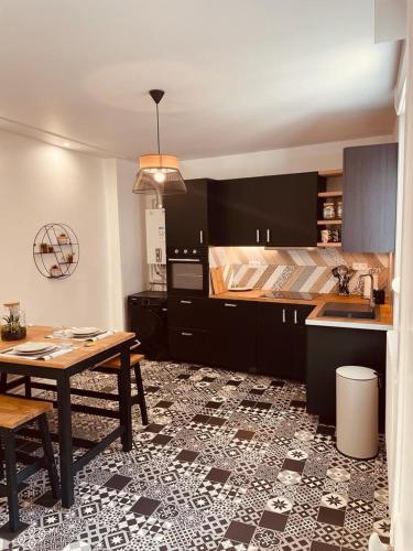 - une cuisine avec une table et un lit dans l'établissement Appartement Brulart, à Reims