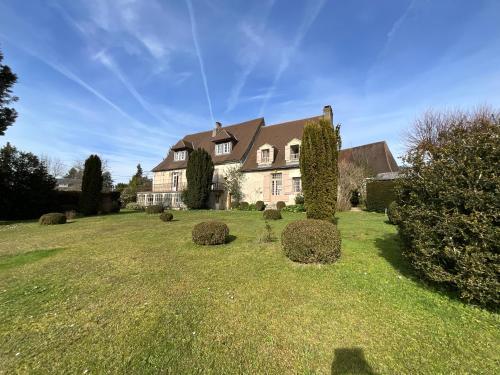 a large house with a large yard with bushes at Maison de la Source in Génis