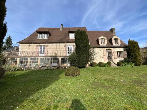 a large house with a large lawn in front of it at Maison de la Source in Génis