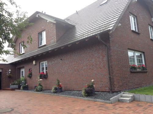 a red brick house with potted plants on it at Ferienwohnung Lini in Schwerin in Schwerin