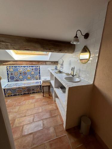 La salle de bains est pourvue d'un lavabo et de carrelage. dans l'établissement Mas de Saint Pierre, à Visan