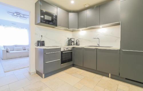 une cuisine avec un évier et une cuisinière dans l'établissement Magnifique Maison Vue Port, à Dunkerque