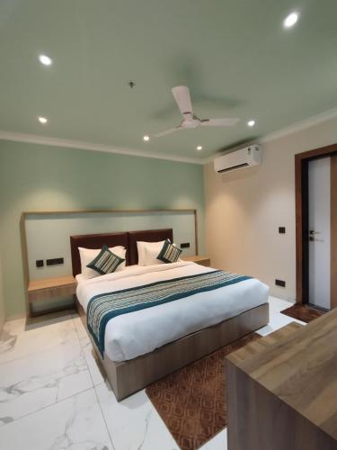 a bedroom with a large bed and a ceiling at The SM Hotel By RMR Hotels in New Delhi