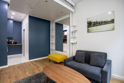 un salon avec un canapé et une table dans l'établissement Cosy studio 1 - Grenelle Eiffel Tower, à Paris