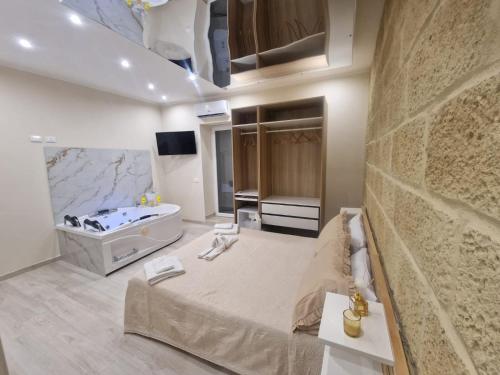 y baño con cama y bañera. en Love is in the air, en Palermo
