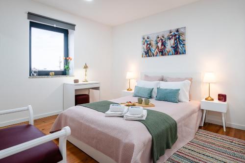 Ένα ή περισσότερα κρεβάτια σε δωμάτιο στο HostWise - Modern Flat with a Suite