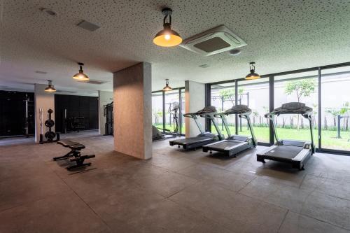 a gym with a row of treadmills and elliptical machines at Pivô Pamplona by Viva - Apartamentos novos e espaçosos ao lado da Av Paulista in Sao Paulo