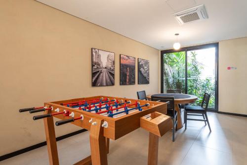 a room with a table with a large chessboard at Pivô Pamplona by Viva - Apartamentos novos e espaçosos ao lado da Av Paulista in Sao Paulo
