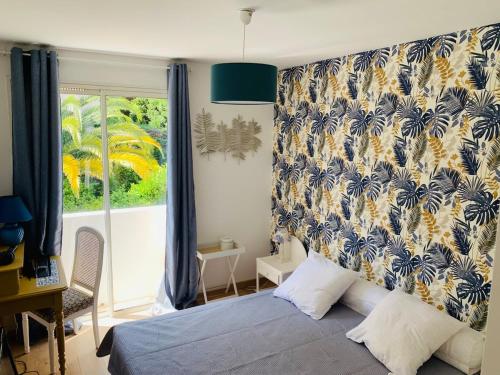- une chambre dotée d'un lit avec un mur bleu et jaune dans l'établissement charmant appartement vue mer proche palais, à Cannes