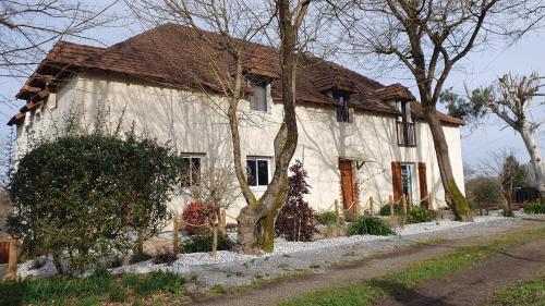 a white house with a brown roof at La Maison de Judith Chambres d hôtes in Orthez