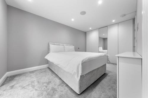 Katil atau katil-katil dalam bilik di Luxury 4BR - Near Wembley, Heathrow & London