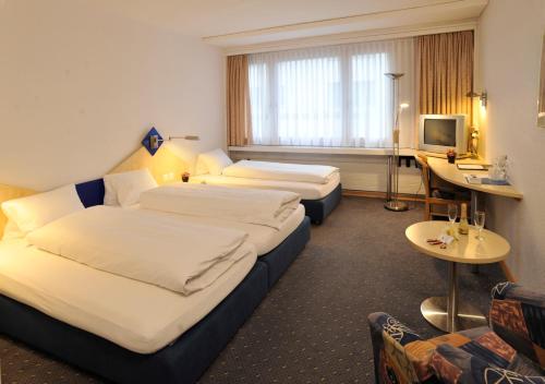 Säng eller sängar i ett rum på Hotel Blumenstein Self-Check In