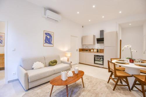 un salon avec un canapé et une table dans l'établissement Appart haut standing 1 ch clim proche Vieux-Port, à Marseille