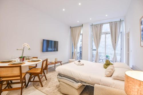 un salon avec un lit et une salle à manger dans l'établissement Appart haut standing 1 ch clim proche Vieux-Port, à Marseille