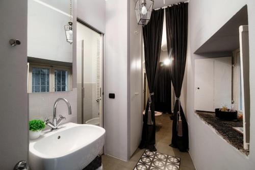 Ένα μπάνιο στο My Hideaway - Laglio