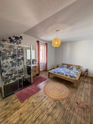 une chambre avec un lit et une douche en verre dans l'établissement Superbe Loft Spa Jacuzzi Cinema, à Néris-les-Bains