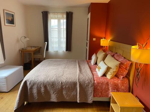 une chambre avec un grand lit et une table dans l'établissement Entre Terre et Ciel, à Rémuzat