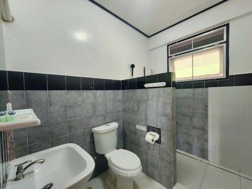 un bagno con un water e un lavandino di Rimhad Villa 4BR Maepim beachfront-Rayong a Ban Tha Fat
