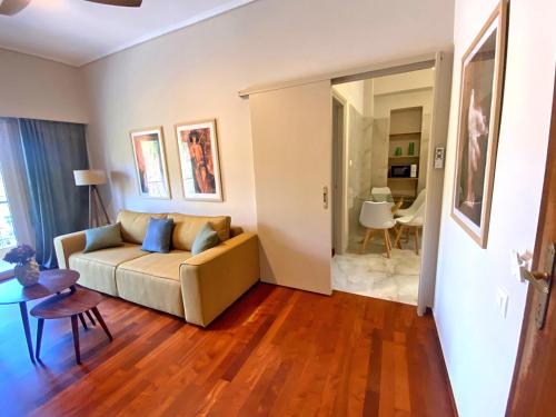 Χώρος καθιστικού στο Agora Apt1, Metro Station, 1 bdrm, 2 pers by MPS