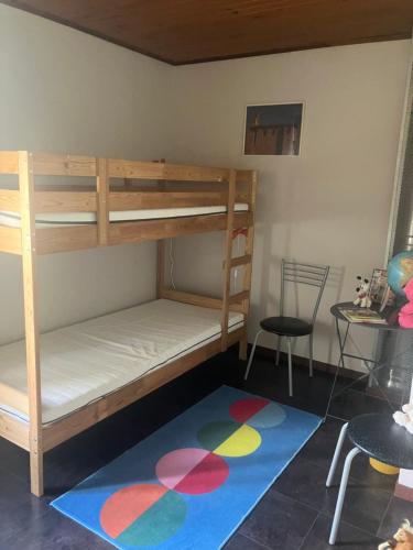 - un lit superposé avec un tapis dans un dortoir dans l'établissement Maison avec piscine dans airial Landais, à Cudos