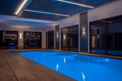 une piscine au milieu d'une maison dans l'établissement Chalet luxueux avec piscine intérieure, à La Bresse