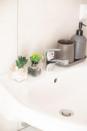 Dapur atau dapur kecil di - Ocean Haven Deluxe with Coastal Charm - 2-Room Sea-Inspired Apartment 75 qm - Central Location - Elegant Nautical Design - Renovated in 2024 with TV & Netflix - Full Kitchen & Free Parking - Near Metro & Airport - King Beds -
