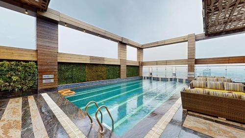 Bazén v ubytování Radisson Blu Towers Kaushambi Delhi NCR nebo v jeho okolí