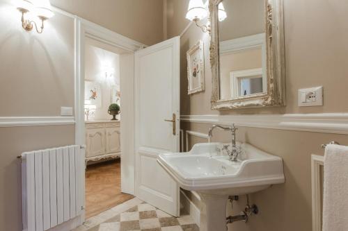 Leopoldo Luxurious Apartment - Daily refresh available