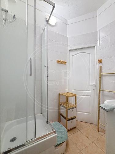 une douche avec une porte vitrée dans une salle de bain dans l'établissement EDEN PLACE un petit coin de Paradis by LaConciergerie13, à La Ciotat