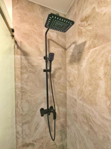a shower with a shower head in a bathroom at Republica del Salvador Coliving Ecuador XOE in Quito