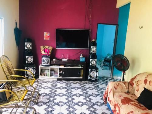 sala de estar con TV y algunos altavoces en Casa COP 30 PRAIA- Avenida ourém, Bairro Murubira nº5, en Mosqueiro