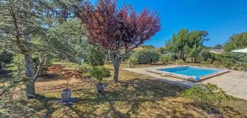 - une vue sur la cour et la piscine dans l'établissement la maison bleu, à Montalivet-les-Bains