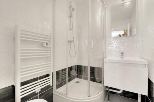 une salle de bain blanche avec douche et toilettes dans l'établissement L'Exotique Urbain - Studio Cosy - Métro & Gare, à Toulouse