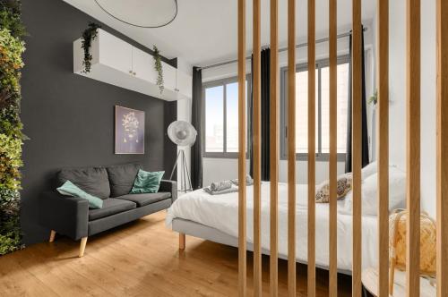 une chambre avec un lit et un canapé dans l'établissement L'Exotique Urbain - Studio Cosy - Métro & Gare, à Toulouse