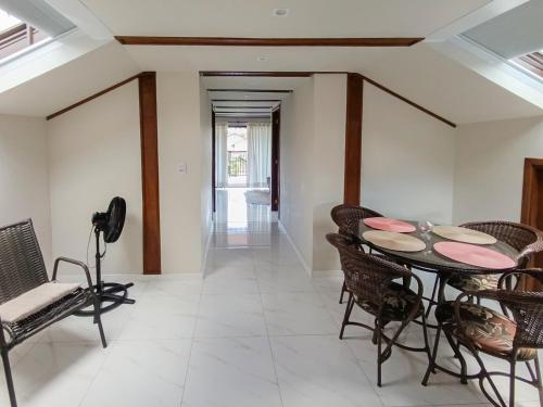 a dining room with a table and chairs at Casa Aconchego 345 ao lado Alles Park in Pomerode