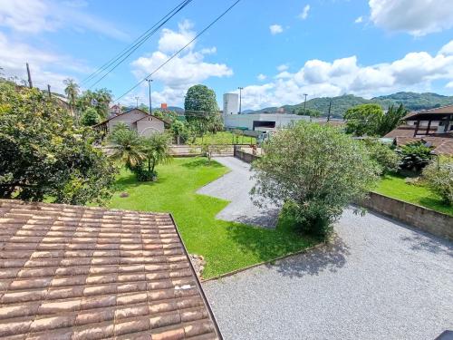 an aerial view of a backyard with a garden at Casa Aconchego 345 ao lado Alles Park in Pomerode