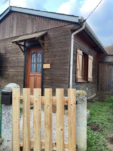 a wooden house with a fence in front of it at Ma Dâme Alma in Oulches-la-Vallée-Foulon