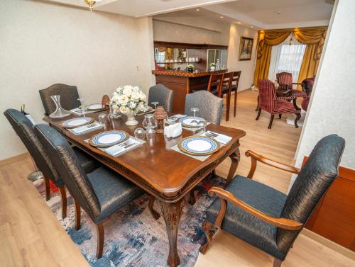 a dining room with a wooden table and chairs at Anemon Grand Eskişehir Otel in Eskisehir