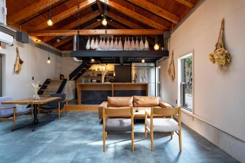 a dining room with a table and chairs at HARUKA KANATA 森のヴィラ in Minamiboso