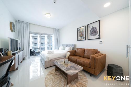 Una televisión o centro de entretenimiento en Viridis Residence Cozy Studio Living