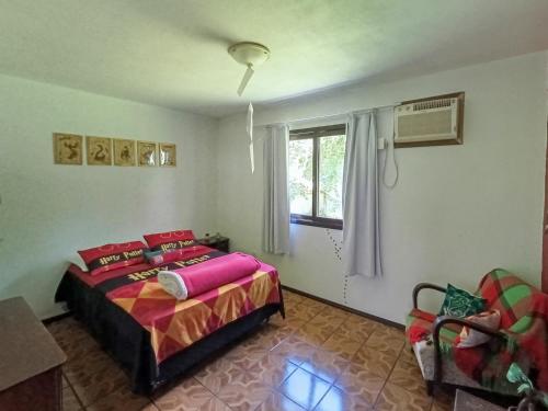 a bedroom with a bed and a window at Aconchego do Harry Potter in Pomerode