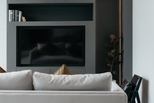 TV a/nebo společenská místnost v ubytování Casa Harmony H3 l Private Pool 3BR Near Nimman