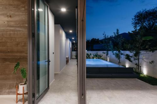 Bazén v ubytování Casa Harmony H3 l Private Pool 3BR Near Nimman nebo v jeho okolí