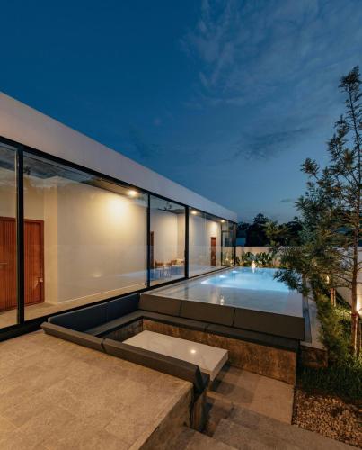 Bazén v ubytování Casa Harmony H3 l Private Pool 3BR Near Nimman nebo v jeho okolí