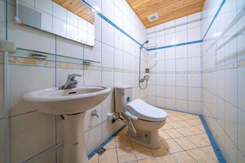 un bagno con lavandino e WC di Green Inn a Wujie