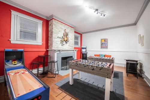 een woonkamer met een tafel en een videospel bij Bluff City Luxe in Memphis