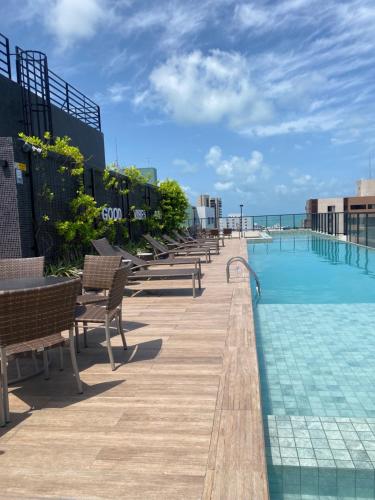 une piscine sur le toit d'un immeuble dans l'établissement Flat Move Tambaú, à João Pessoa