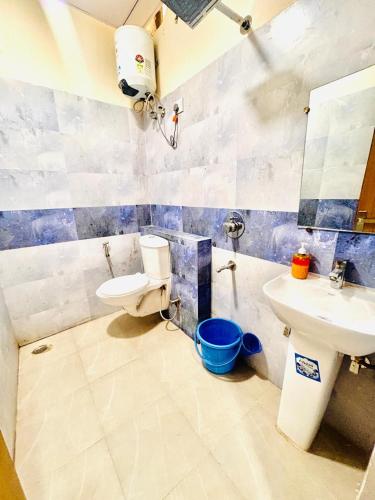 ノイダにあるStay Paradiseのトイレと洗面台付きのバスルーム