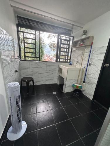 a small bathroom with a sink and a window at SDI Ibagué in Vallecito